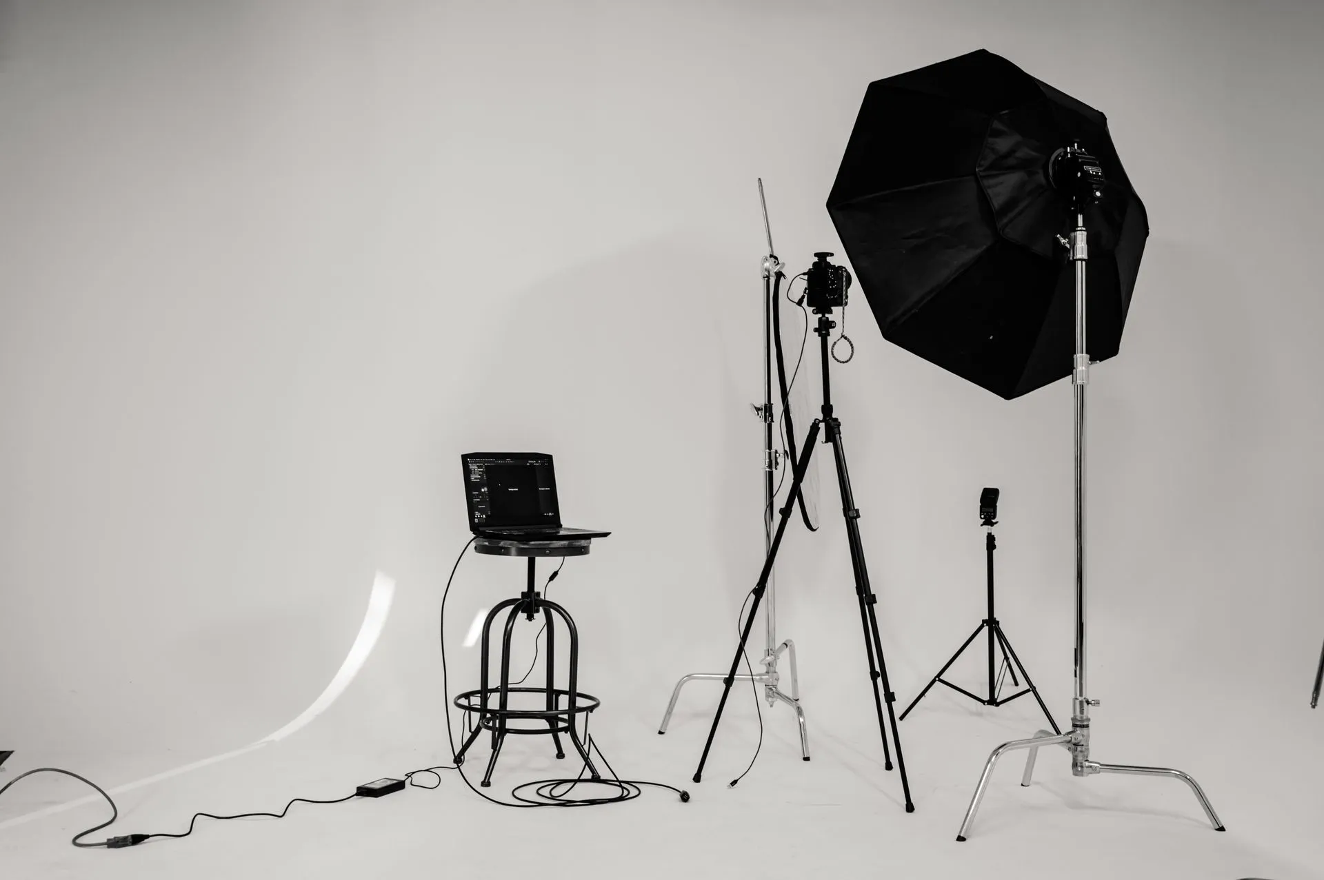 Studio chụp ảnh với hệ thống đèn chiếu sáng